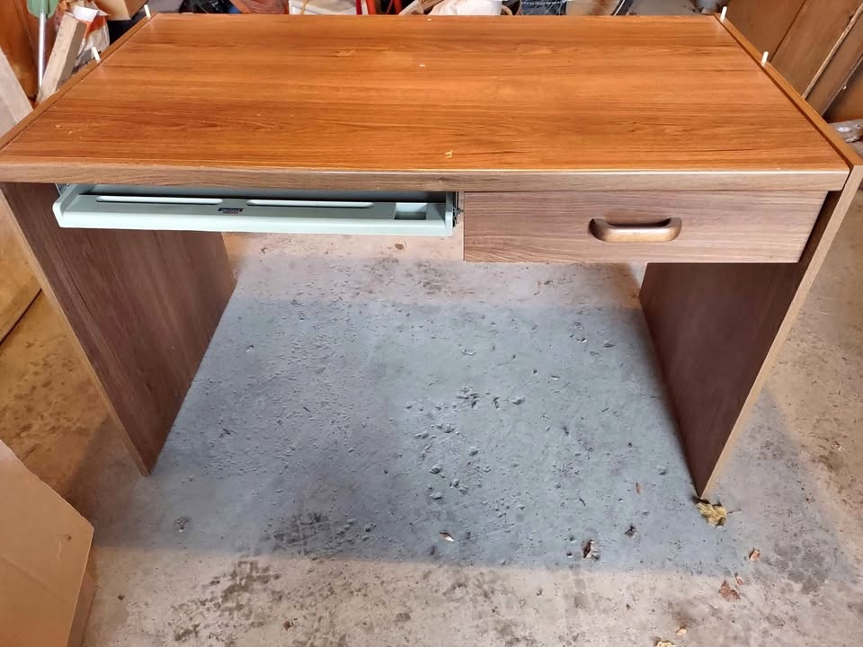 🪑 Sturdy Study Desk – Budget Student Option