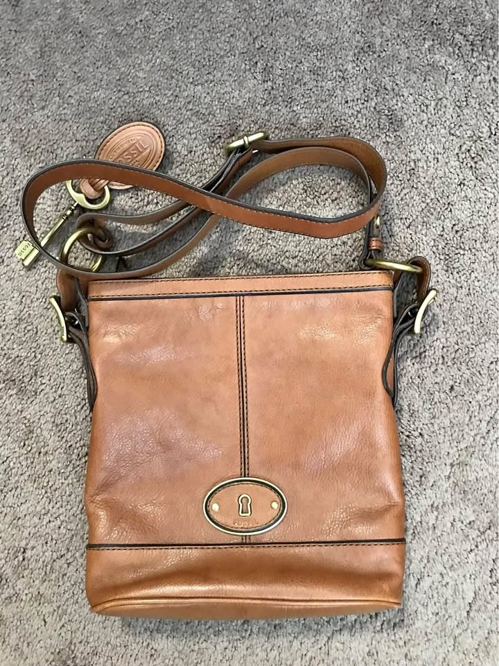 Brand new Fossil Cross Body Price : $120 H 25cm x W 25cm