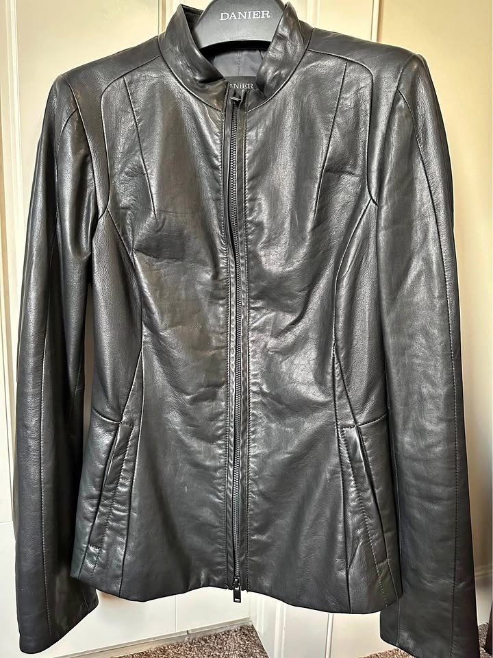 Women's Danier Black Leather Jacket Size : XS