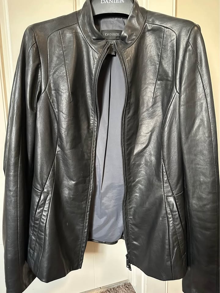 Women's Danier Black Leather Jacket Size : XS - photo 2