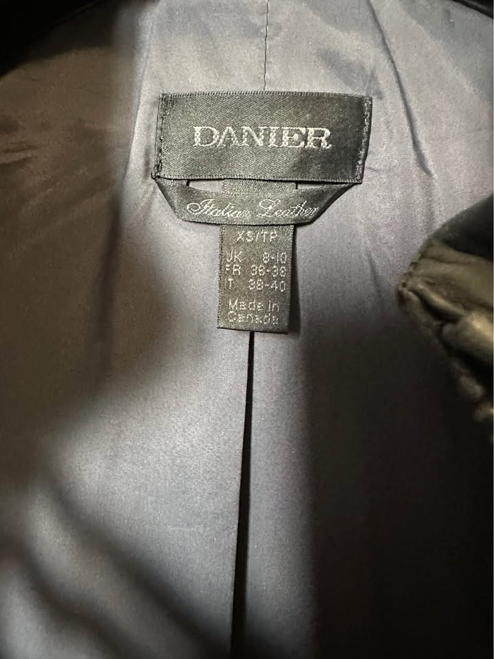 Women's Danier Black Leather Jacket Size : XS - photo 3