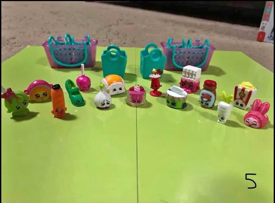 Shopkins Lot -15 Shopkins, 6 bags and 2 Baskets