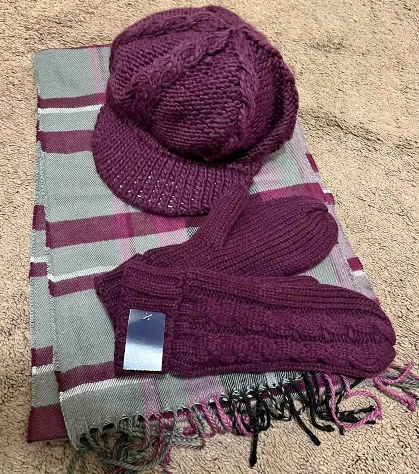 BNWT Reitmans women winter hat, scarf, mittens