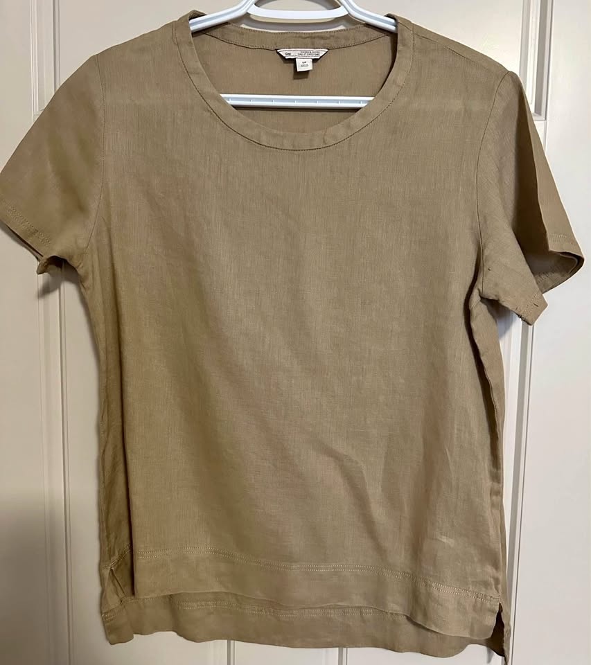 NEVER WORN GAP LINEN WOMEN'S TOPS Size : Small Price : $25 each