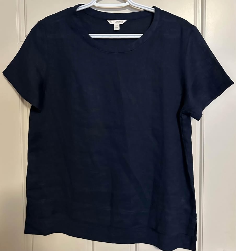 NEVER WORN GAP LINEN WOMEN'S TOPS Size : Small Price : $25 each - photo 2
