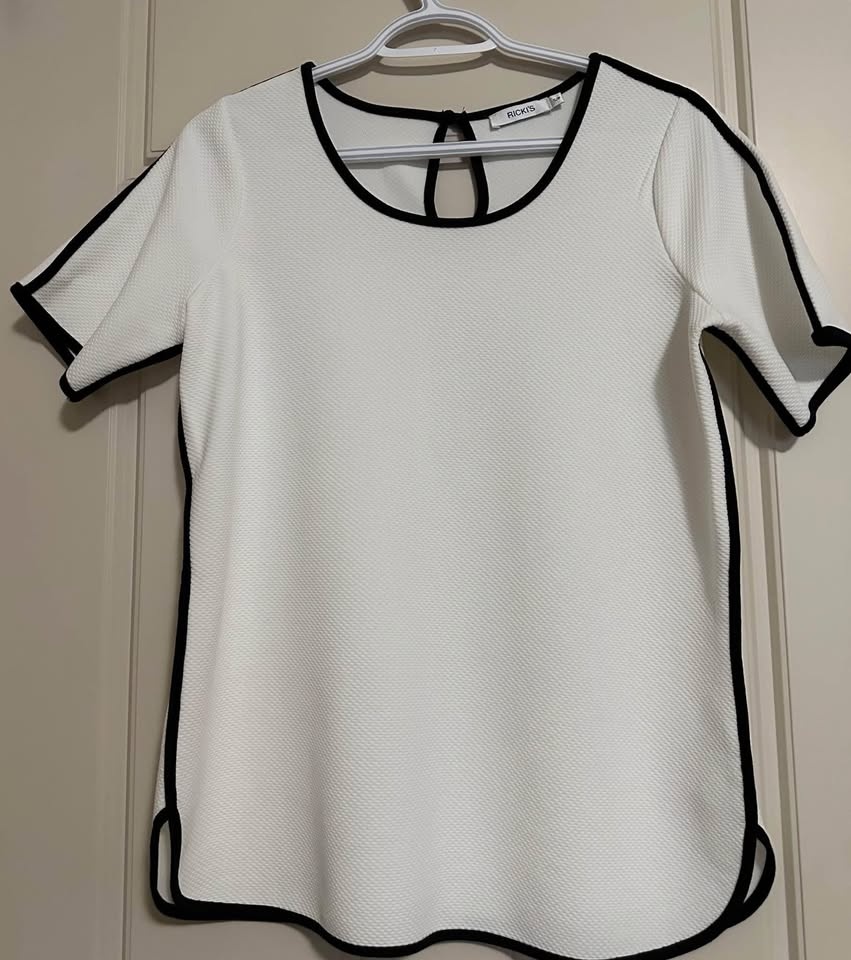 BNWT Ricki's Tops Price $30 each Size : Small - photo 2
