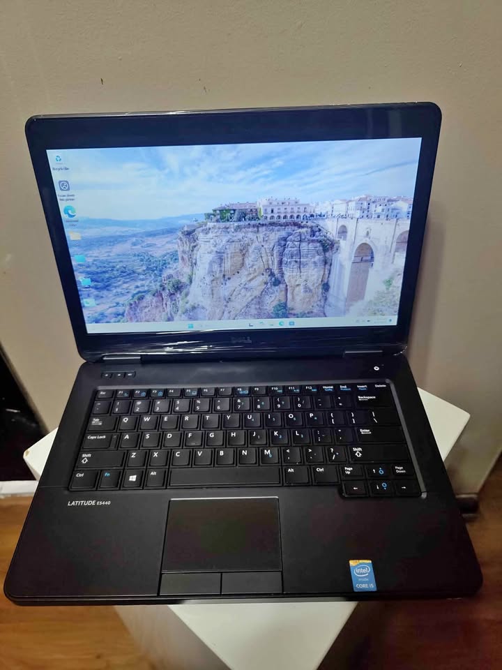 Dell laptop i5 256GB SSD 12GB RAM Windows 11