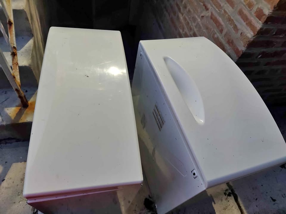 Laundry washer dryer pedestal set