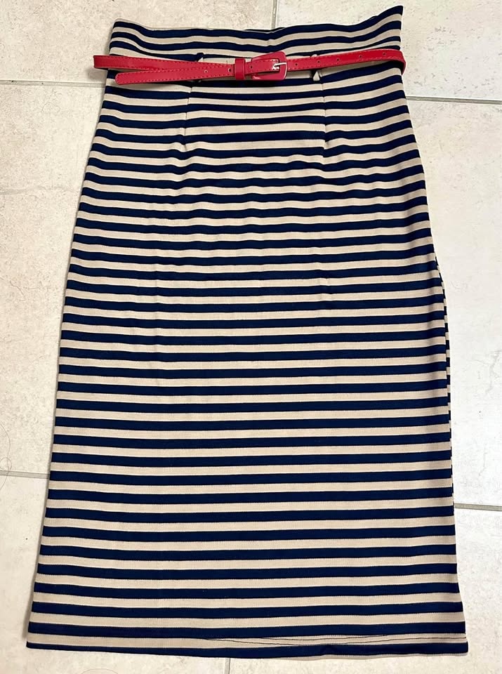 BNWT Suzy Shier Size : Small Price :$20