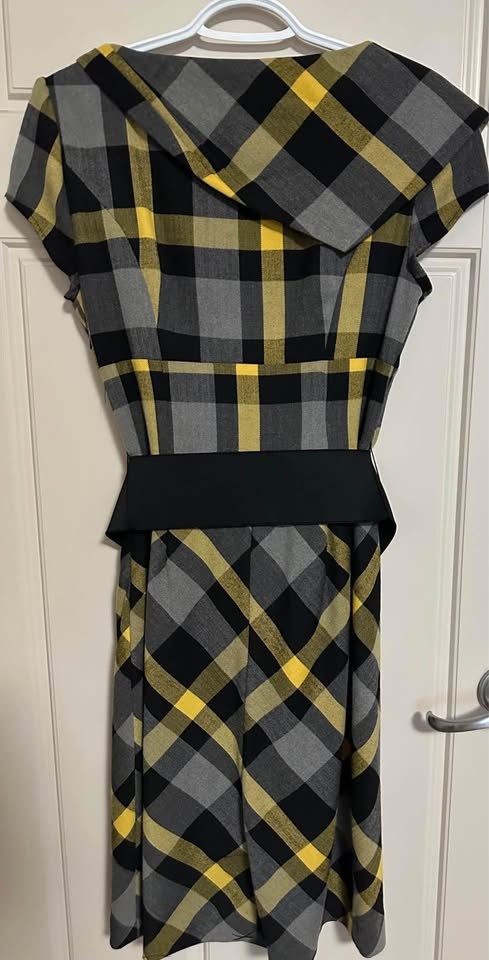 Le Chateau & Guess Dresses Size : Small Price : $45 each - photo 5