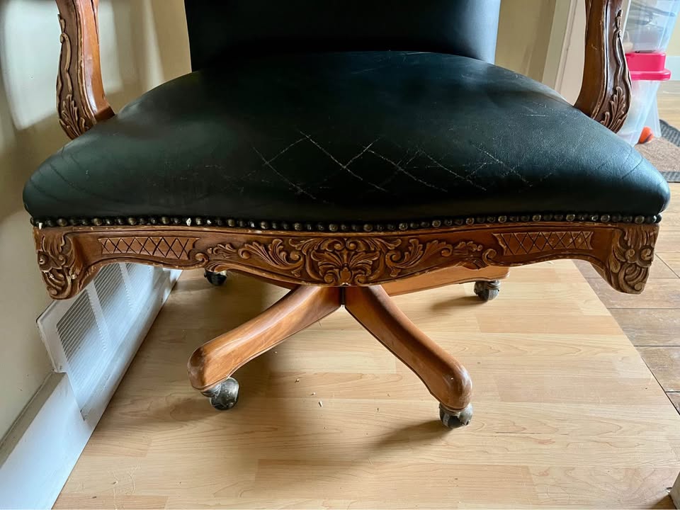 Rustic leather chair with carved wood accents - photo 2