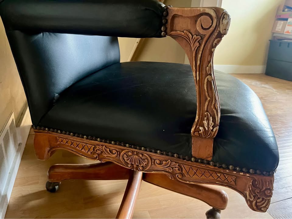 Rustic leather chair with carved wood accents - photo 3