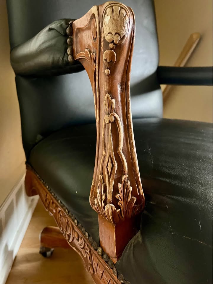 Rustic leather chair with carved wood accents - photo 4