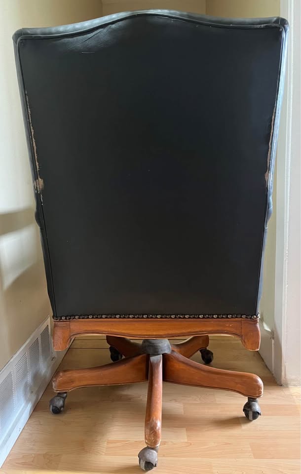 Rustic leather chair with carved wood accents - photo 5