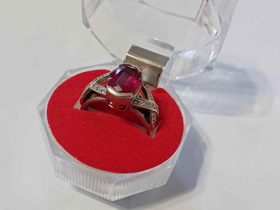 Unique vintage heavy white gold 10 K ring with Ruby stone