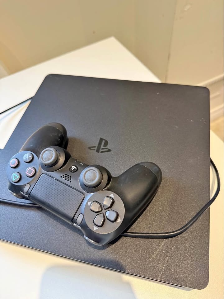 Sony PlayStation 4 Slim 1TB (CUH-2215B) – Never Used