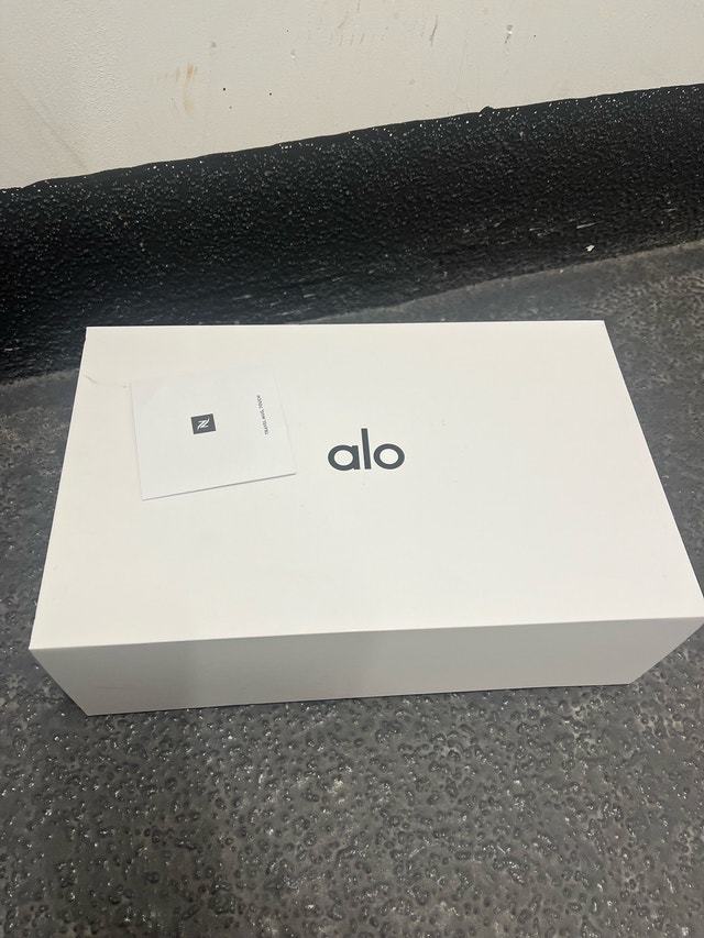 Alo Sunset Sneaker empty Box