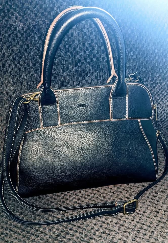 ROOTS HANDBAG with CROSSBODY STRAP NEW Condition - photo 2
