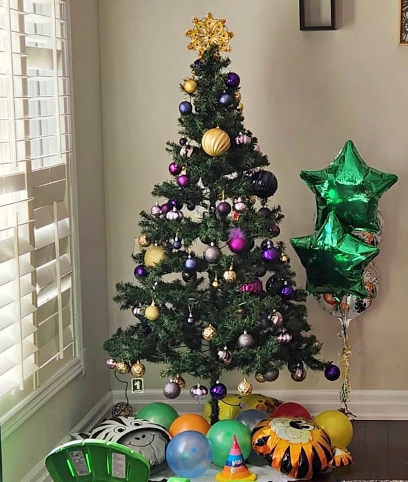 Pre lit Christmas tree 6.5 feet tall