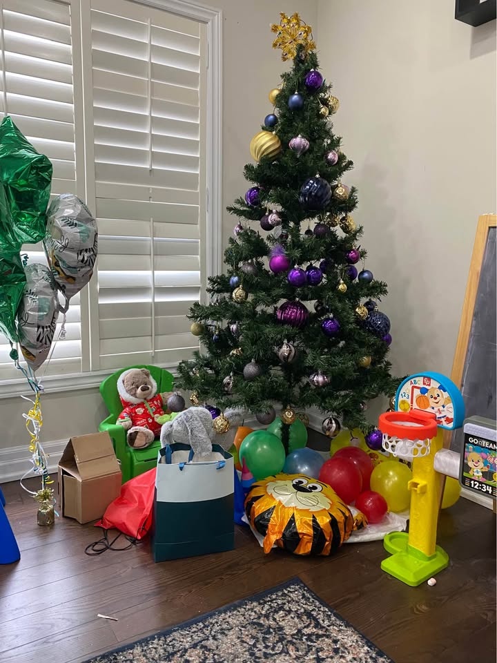 Pre lit Christmas tree 6.5 feet tall - photo 2