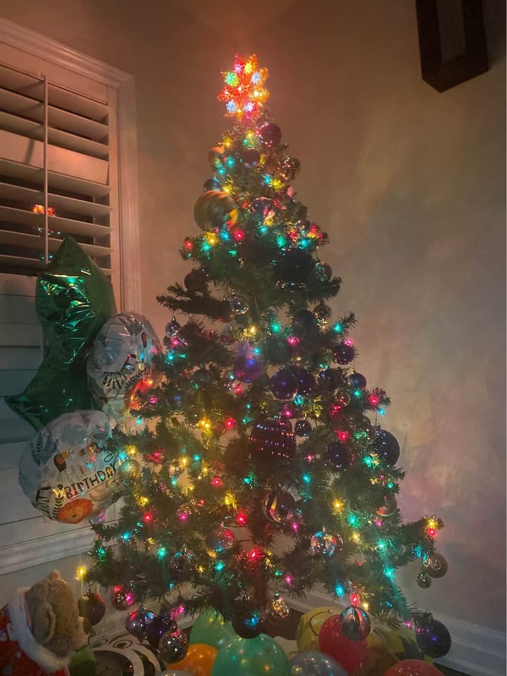 Pre lit Christmas tree 6.5 feet tall - photo 3