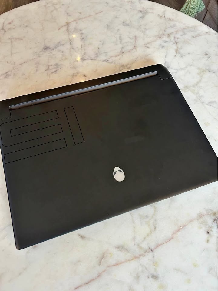 Alienware m15 Ryzen Edition R5 – RTX 3070