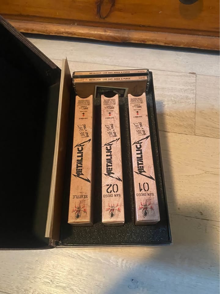 Metallica Live Binge And Purge VHS Tape Box Set Complete - 1993 - photo 5