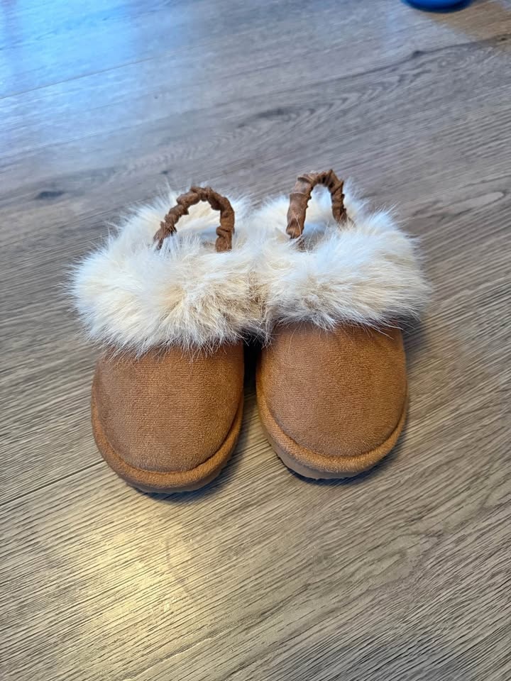 BRAND NEW H&M kid’s fluffy lined slippers size 11-12
