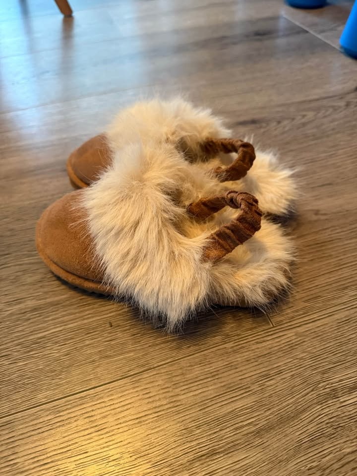 BRAND NEW H&M kid’s fluffy lined slippers size 11-12 - photo 2