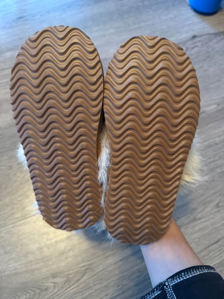 BRAND NEW H&M kid’s fluffy lined slippers size 11-12 - photo 3