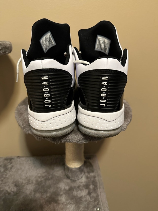 jordan Aura red white black basketball shoes - photo 3