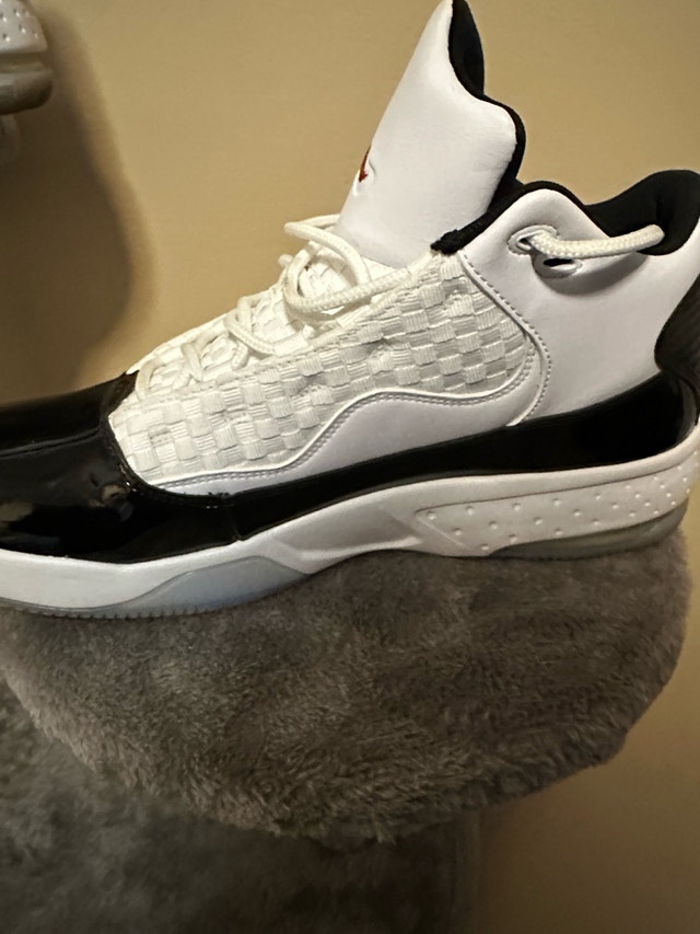 jordan Aura red white black basketball shoes - photo 4