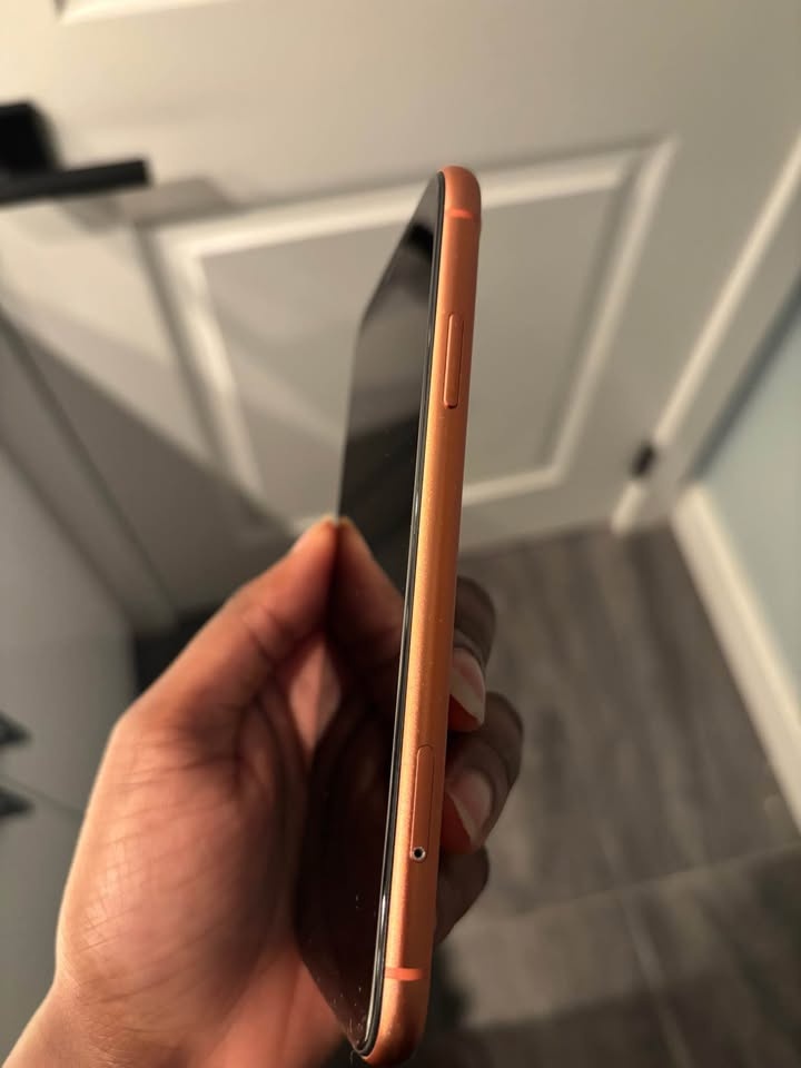 iPhone XR - photo 2