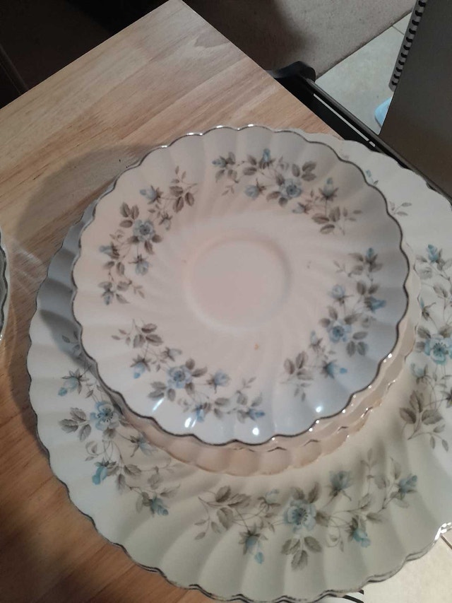Johnson Bros China Plates and Bowls - photo 2