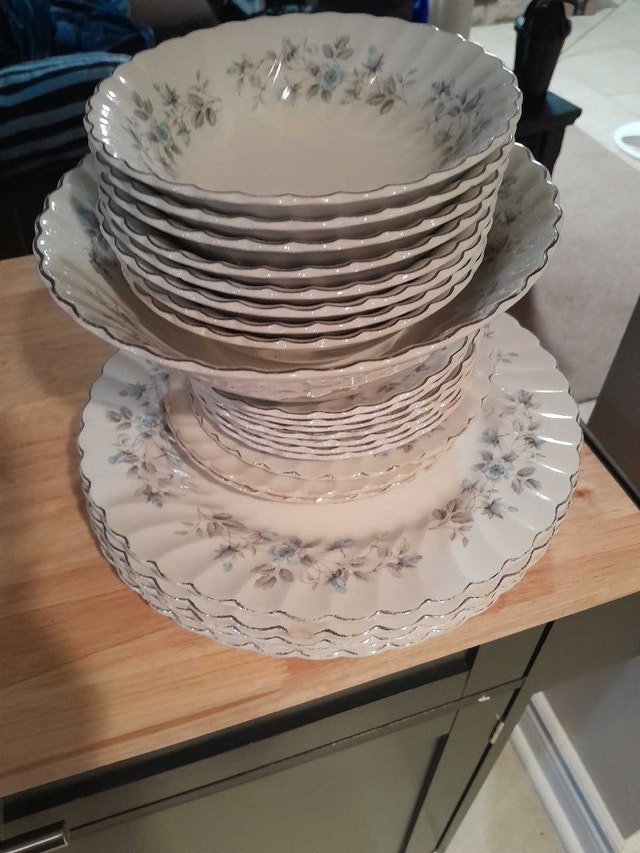 Johnson Bros China Plates and Bowls - photo 4
