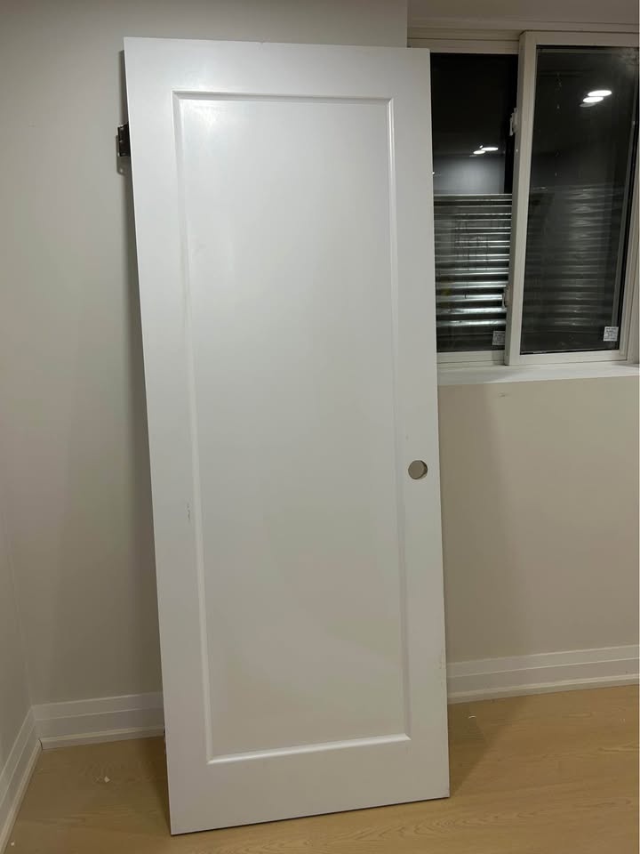 New single panel shaker style door with hinges - photo 2