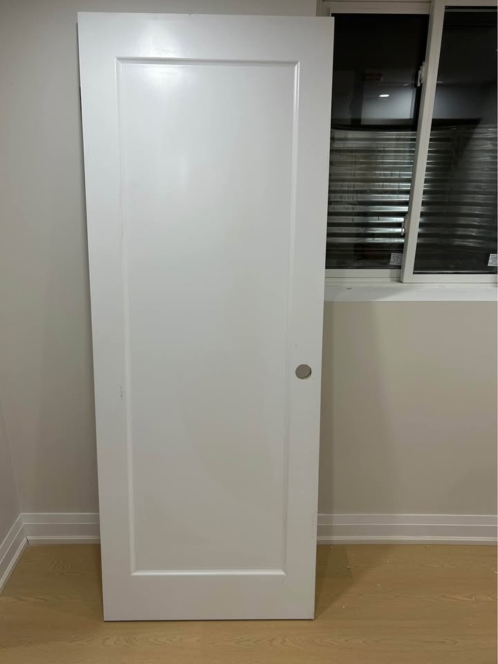 New single panel shaker style door with hinges - photo 4