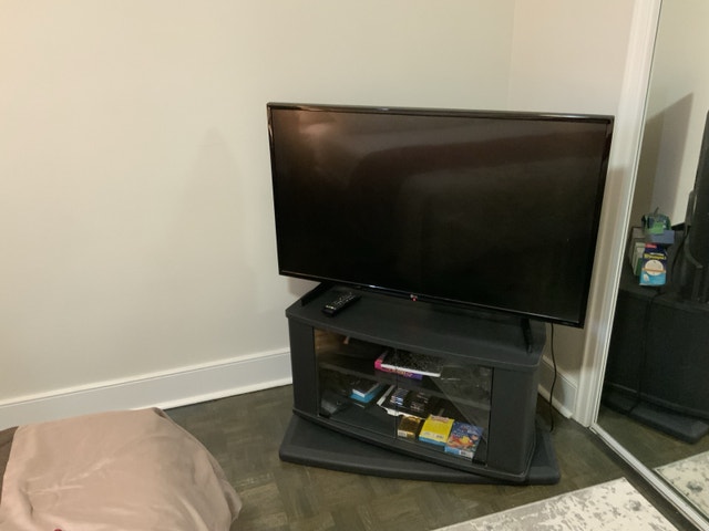 LG 40” Smart TV - photo 2