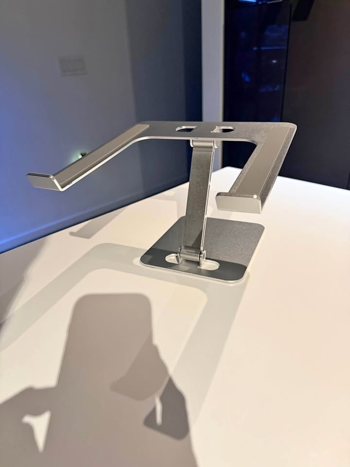 💻 Ergonomic Adjustable Laptop Stand – Aluminum | Like New