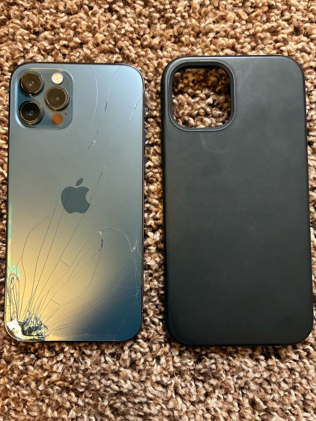Iphone 12 pro 126gb plus silicone case *Fully functional* - photo 2