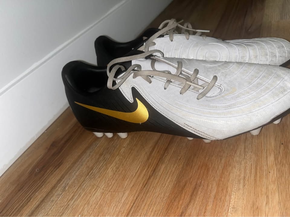 Nike cleats+shin pads - photo 2