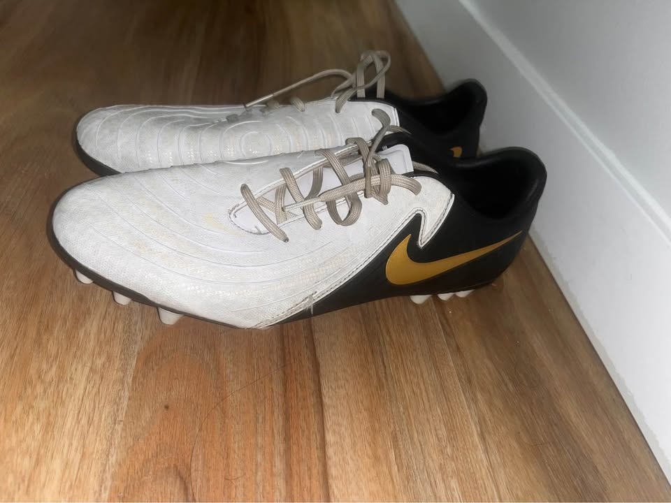 Nike cleats+shin pads - photo 3