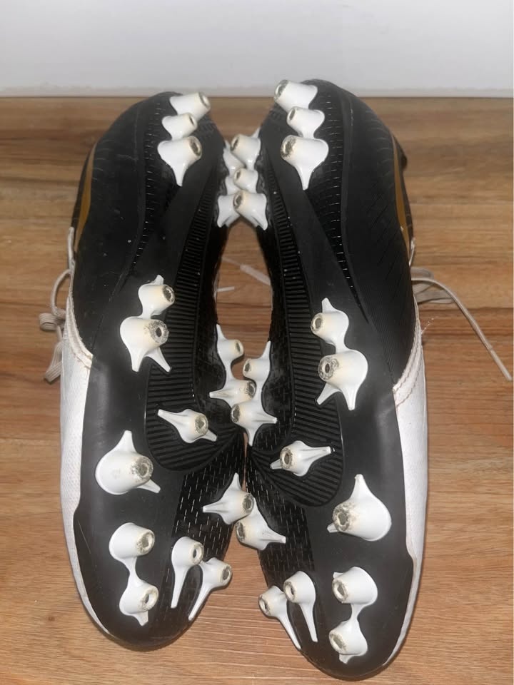 Nike cleats+shin pads - photo 4