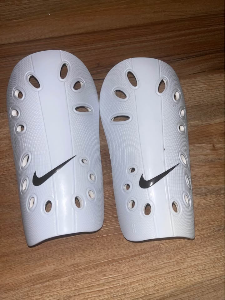 Nike cleats+shin pads - photo 5