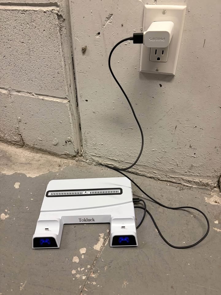 Tokluck PS5 Dual Controller Charging & Cooling Station - photo 2