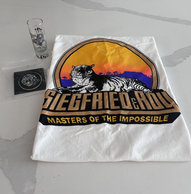 Siegfried & Roy T-Shirt, Shot glass & Pin Package
