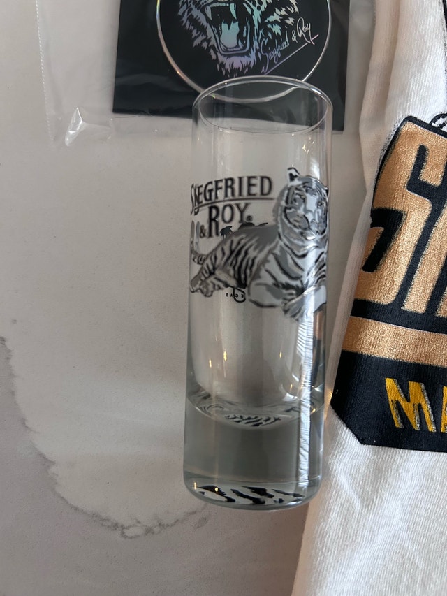 Siegfried & Roy T-Shirt, Shot glass & Pin Package - photo 3