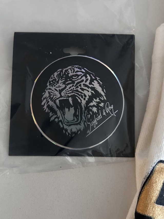 Siegfried & Roy T-Shirt, Shot glass & Pin Package - photo 4