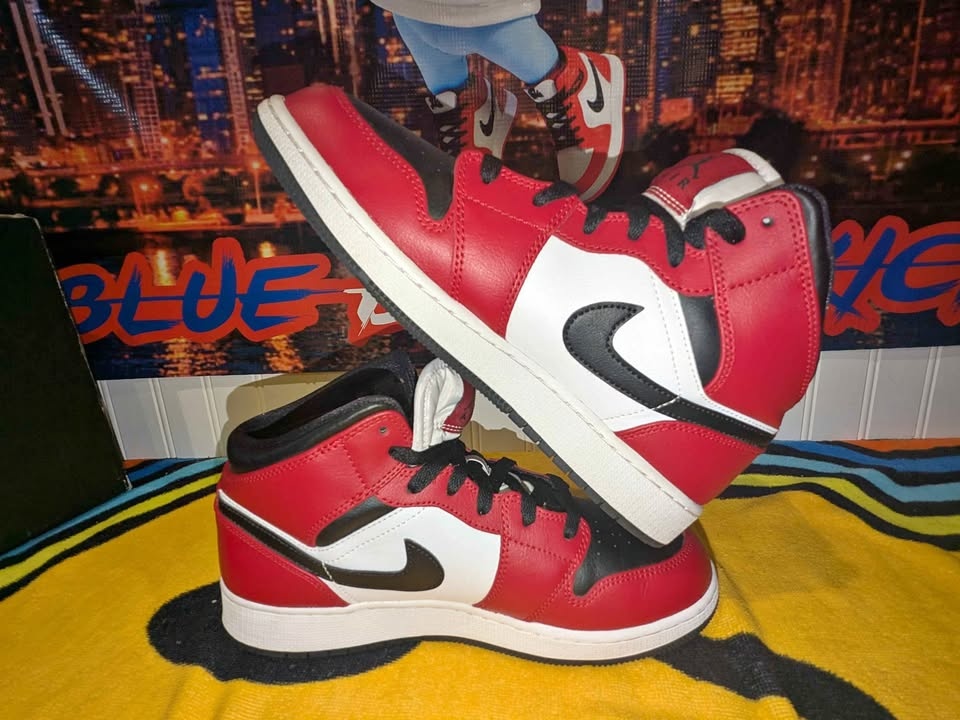 $95 Air Jordan 1 Mid-Chicago Black Toe- Size #7Y