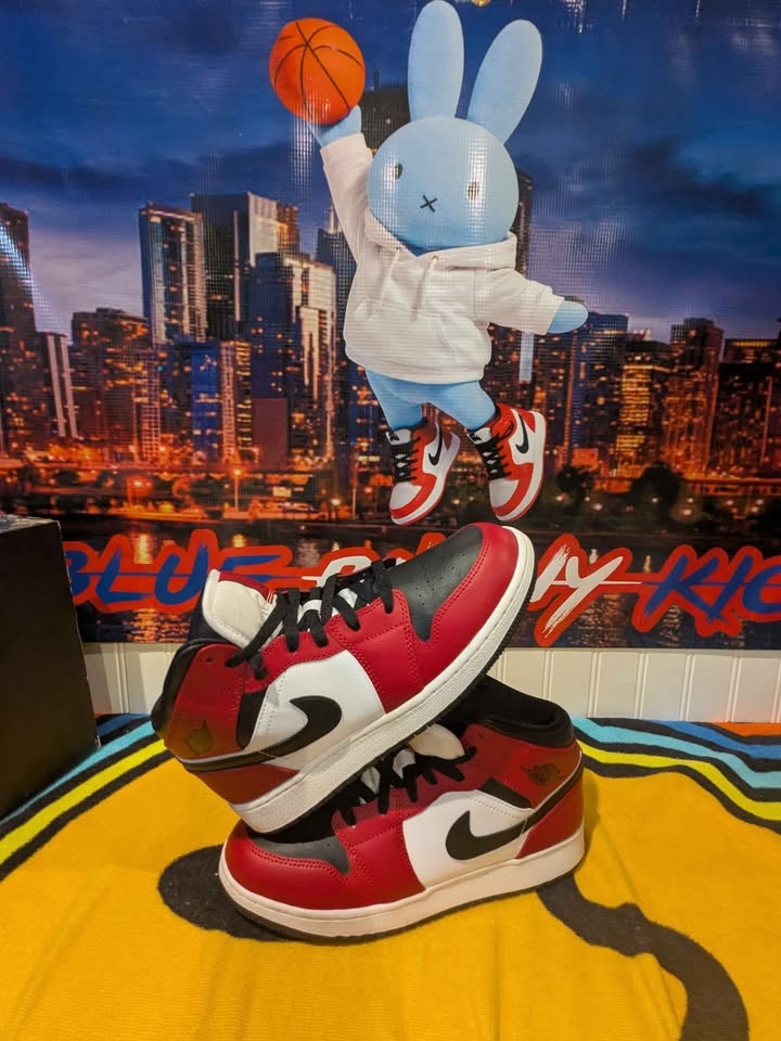 $95 Air Jordan 1 Mid-Chicago Black Toe- Size #7Y - photo 2